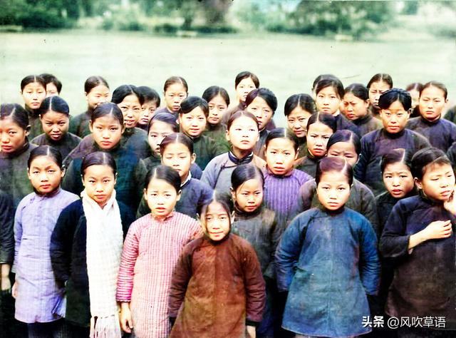 江边的女学生们