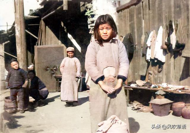 途中歇脚的小女孩