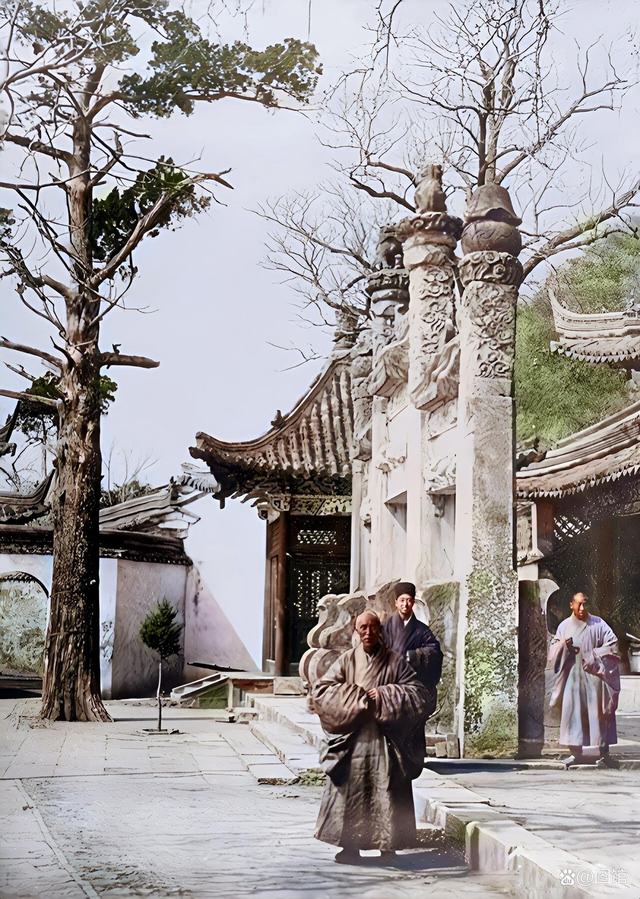 焦山定慧寺前