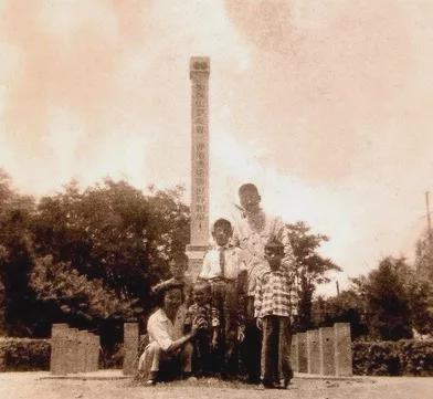 1947年，河浜公园纪念塔前的合影