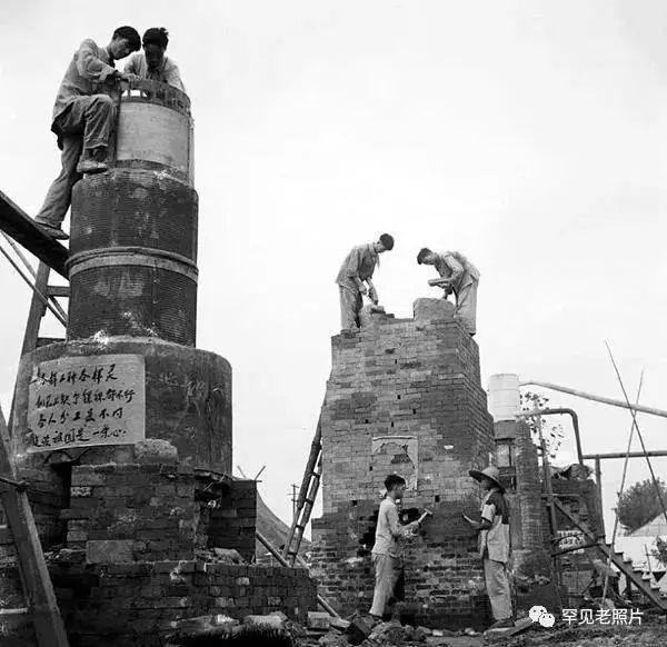 1958年镇江面粉厂砌小高炉炼钢