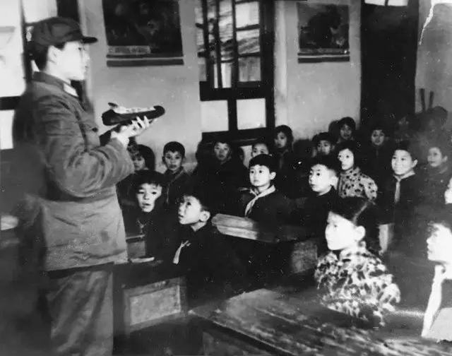60年代解放军进红旗小学课堂
