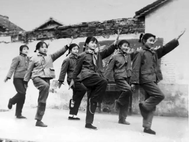 60年代红旗小学老校舍前排练集体舞