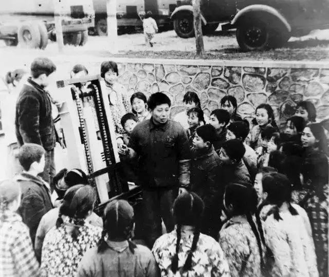 70年代红旗小学学工参观农机