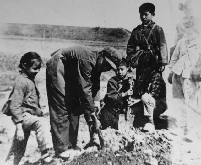 70年代红旗小学学农劳动
