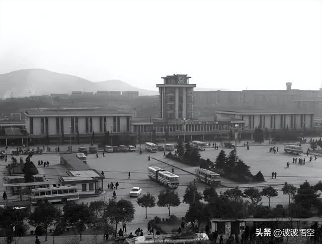 大润发路口的火车轨道