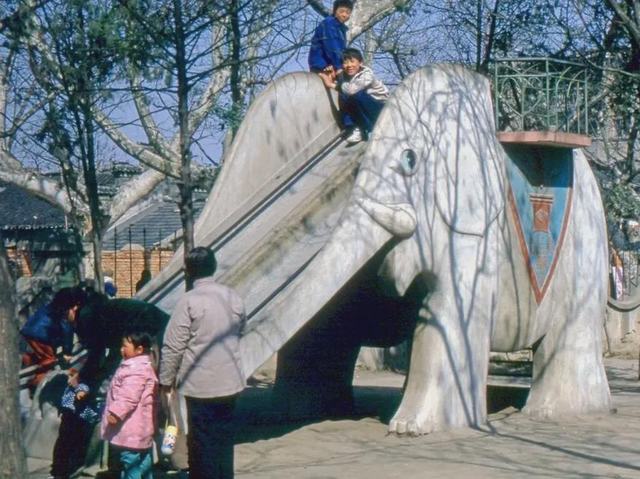上世纪80年代，孩子们在河滨公园大象滑梯玩耍