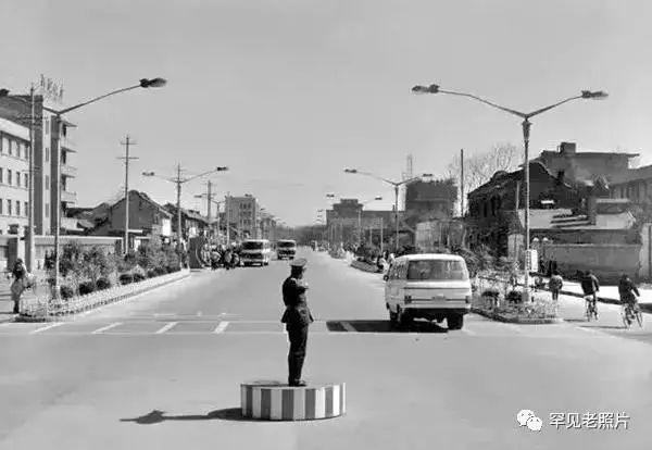 1980年代镇江中山路河滨饭店前交警执勤