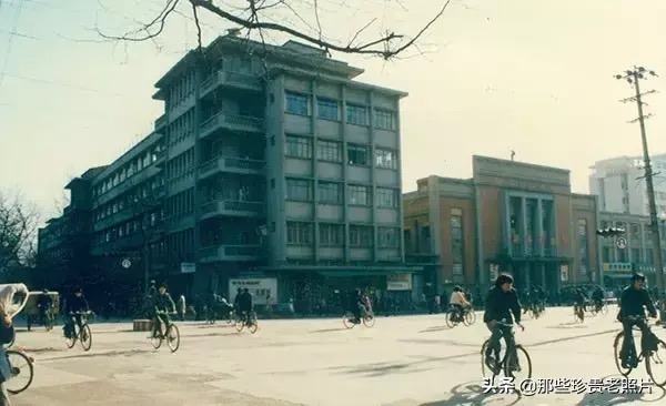 1980年代京江饭店与新华影剧院一带街景