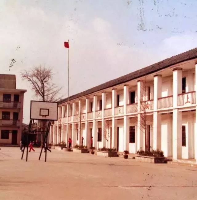 80年代南门小学校舍与操场