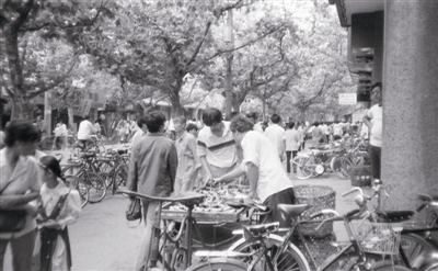 1980年代五条街到大市口沿路卖菜摊
