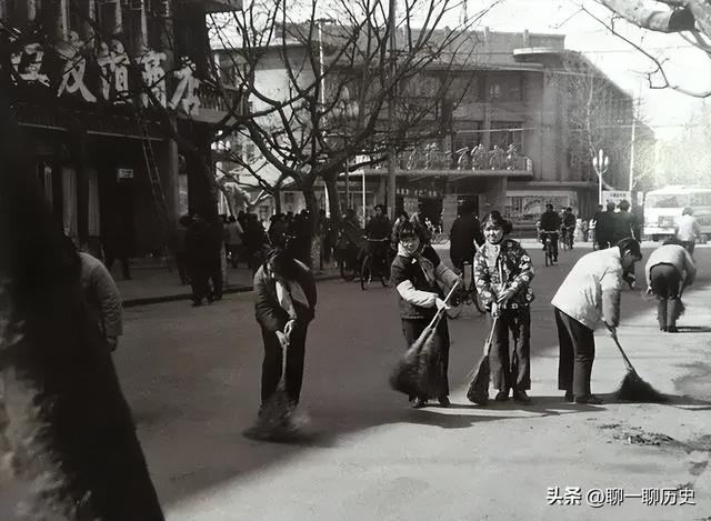 1980年代镇江友谊商店前扫街
