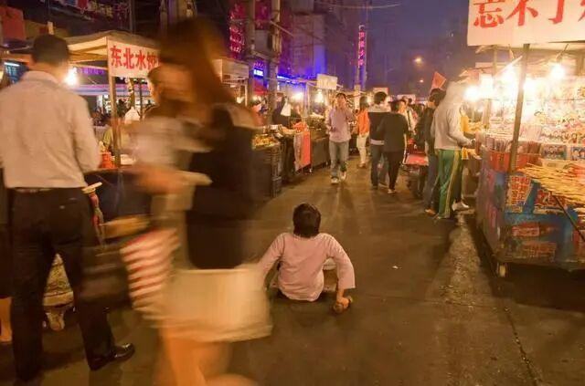 南门大街夜市小吃摊与人流