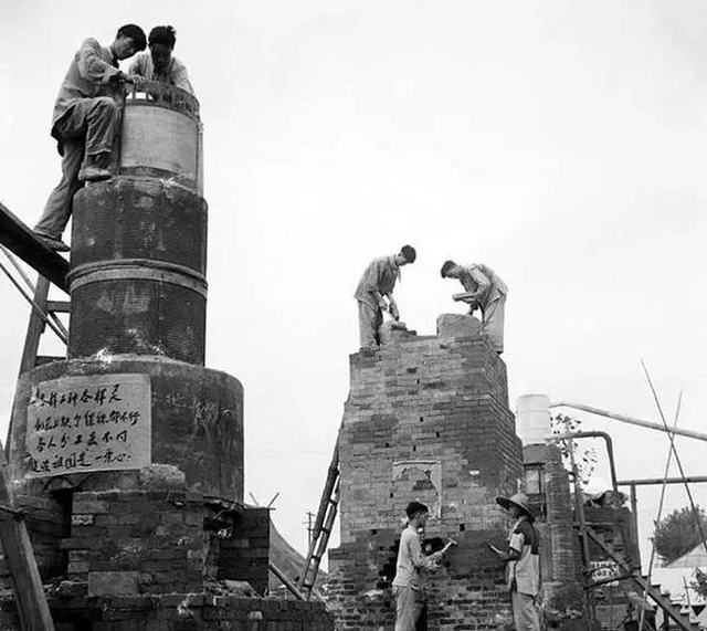 1958年，镇江面粉厂，砌小高…