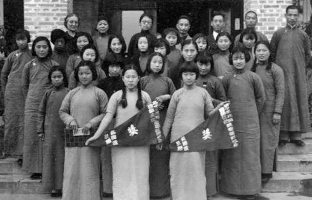 1936年，镇江崇实女中高初中…