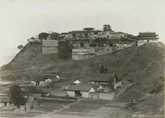 1928年，位于镇江北固山的甘…