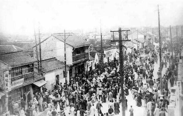 1942年，镇江大市口，庙会上…