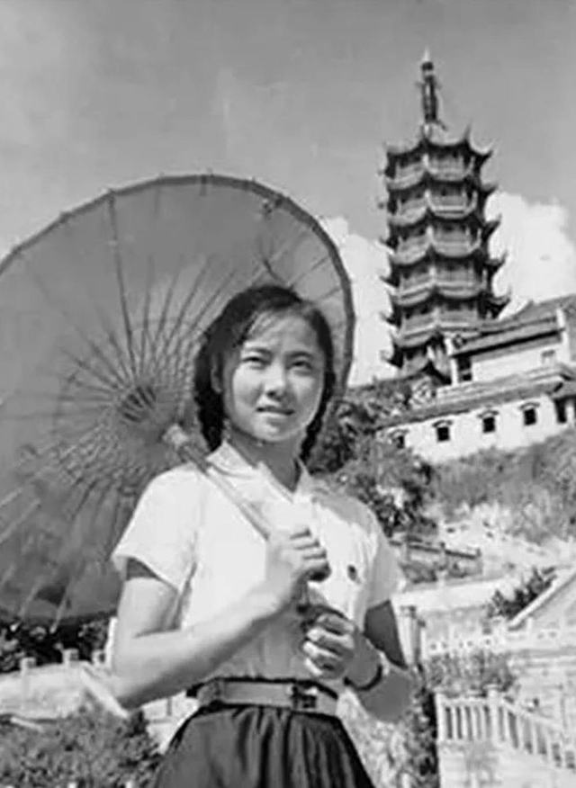 1960年代，镇江金山，美女留影