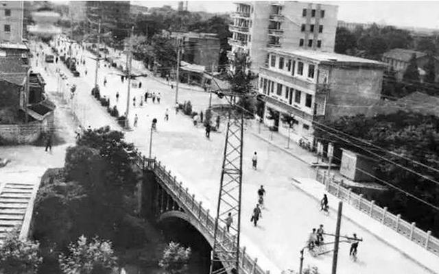 1970年代，镇江丹阳县通泰桥…