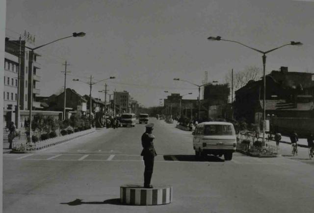 80年代，中山路河滨饭店前交警…