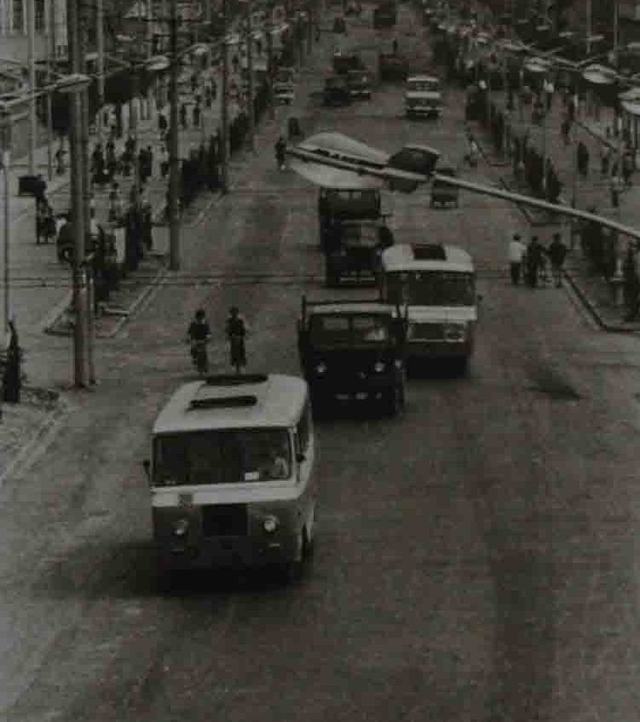 80年代，行驶在中山路上的公交车