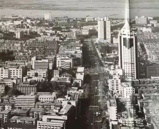 在一座城市里， 哪个路口、哪条…