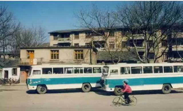80年代，镇江三五九医院门口车…