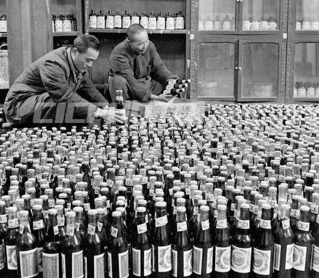 镇江醋包装车间。1957年