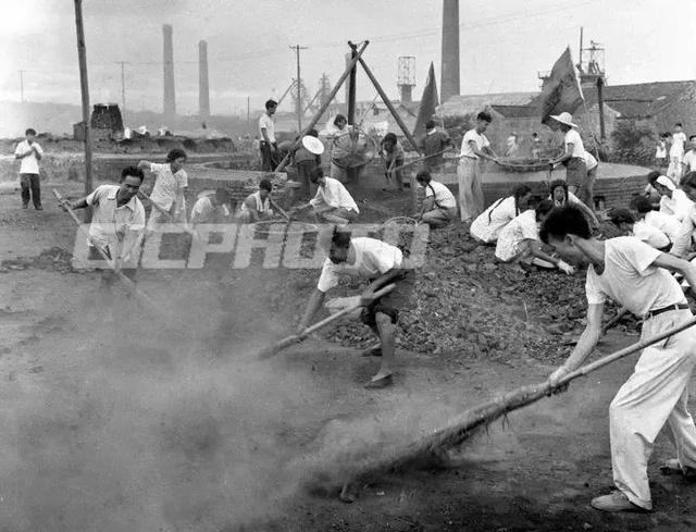 镇江钢铁厂职工清理场地。 1960年