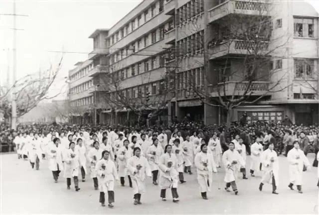 1978年镇江干部群众在大市口