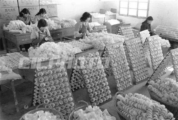 句容县东昌乡羽毛球生产车间。1985年