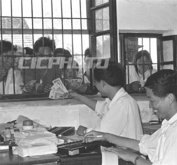 句容县春城公社社员到信用社存款。1982年