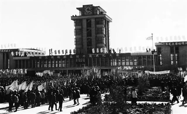 图为1978年镇江火车站建成投入使用