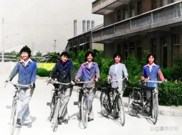 80年代，原镇江无线电厂五个青…