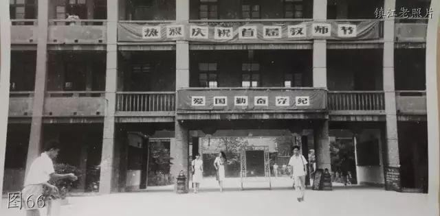 那个年代，楼后的杉树尽头的图书…