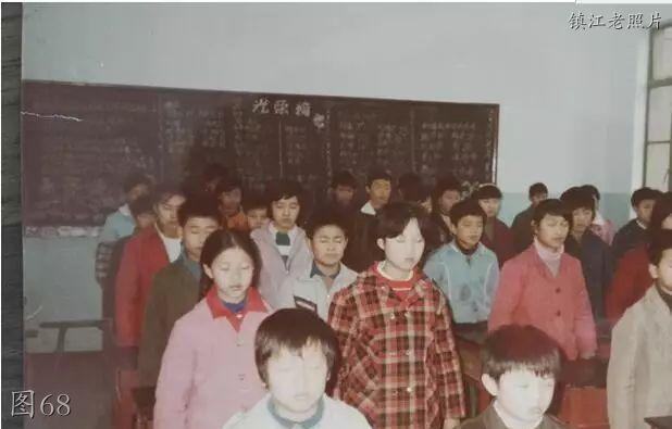 那个年代，物质条件较差，课堂上…
