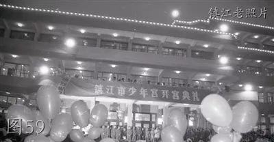 当时，周围很多是老式平房，少年…