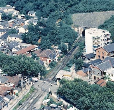 宝盖山铁路山洞